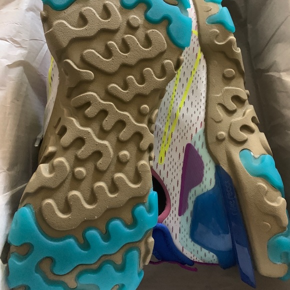 NIKE React Vision in Photon Dust/Hyper Blue - Picture 8 of 8